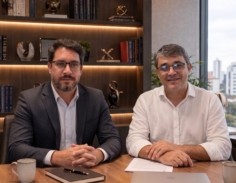 Os sócios fundadores do Minha Casa Residencial Sênior, sentados lado a lado.